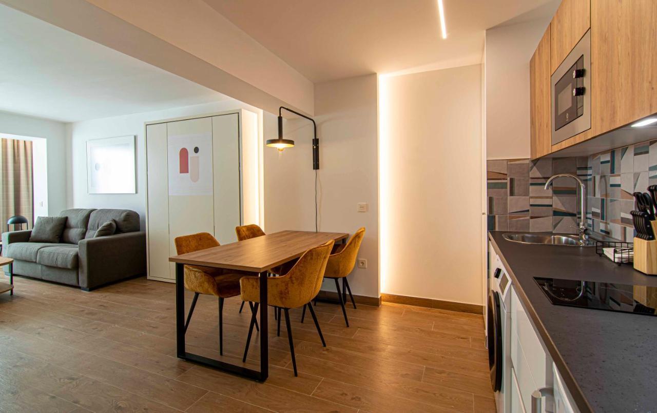Apartamentos 1 Abril مالقة المظهر الخارجي الصورة