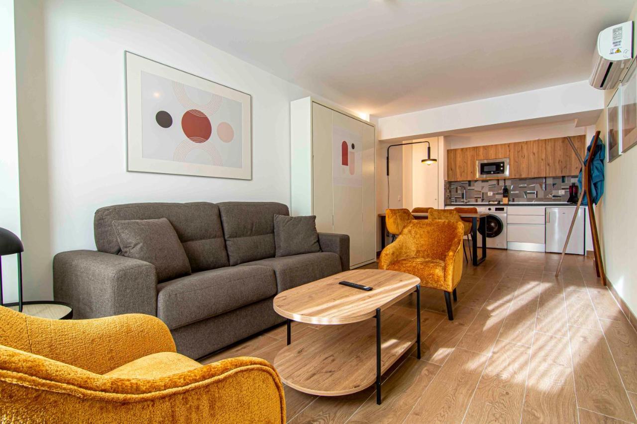 Apartamentos 1 Abril مالقة المظهر الخارجي الصورة