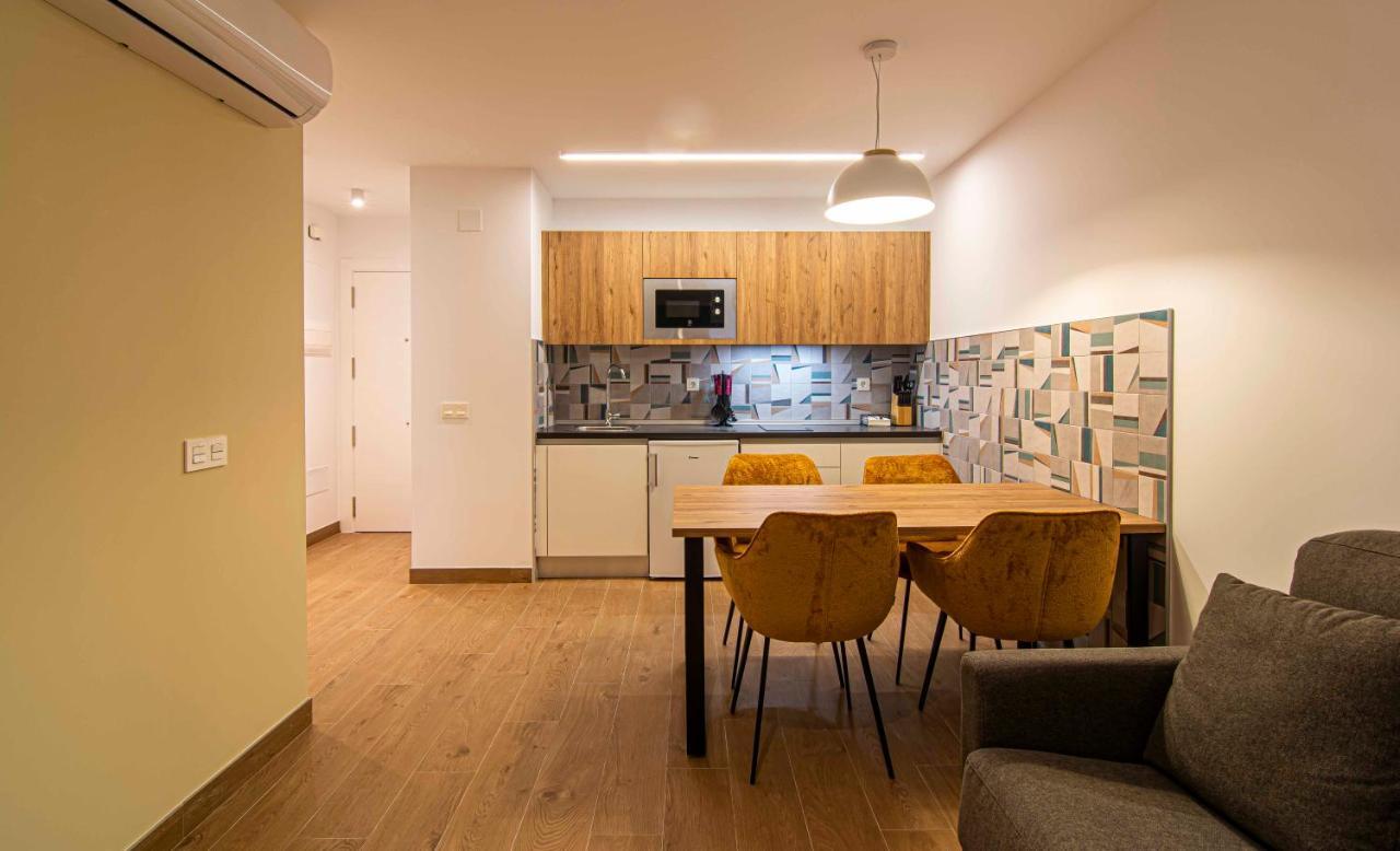Apartamentos 1 Abril مالقة المظهر الخارجي الصورة