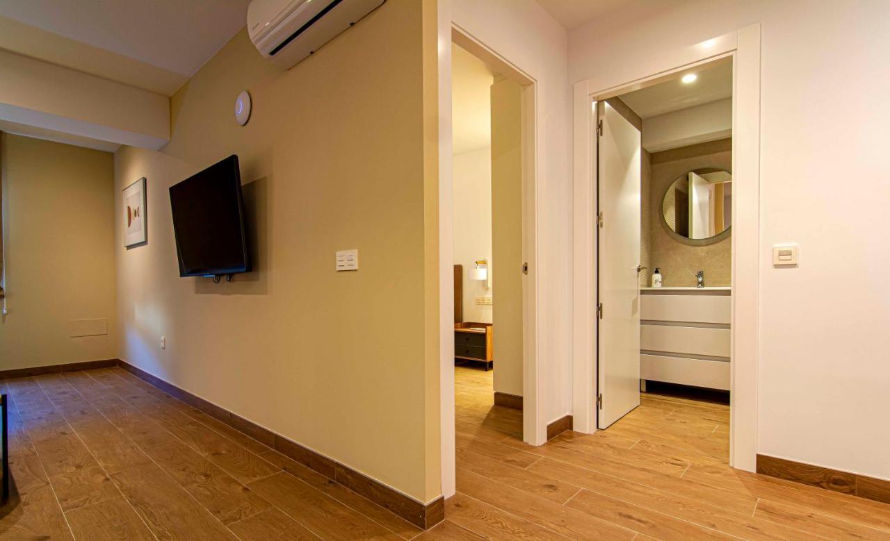 Apartamentos 1 Abril مالقة المظهر الخارجي الصورة
