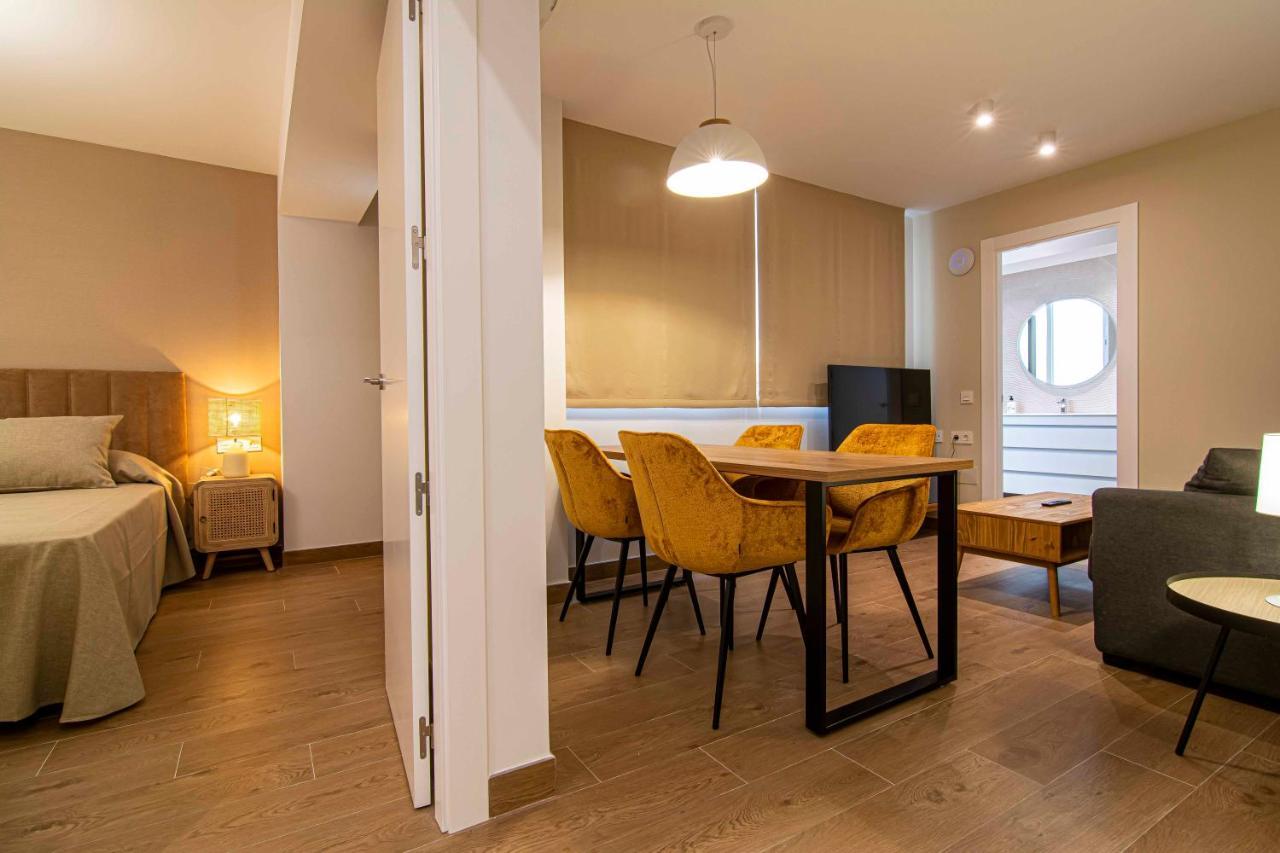 Apartamentos 1 Abril مالقة المظهر الخارجي الصورة