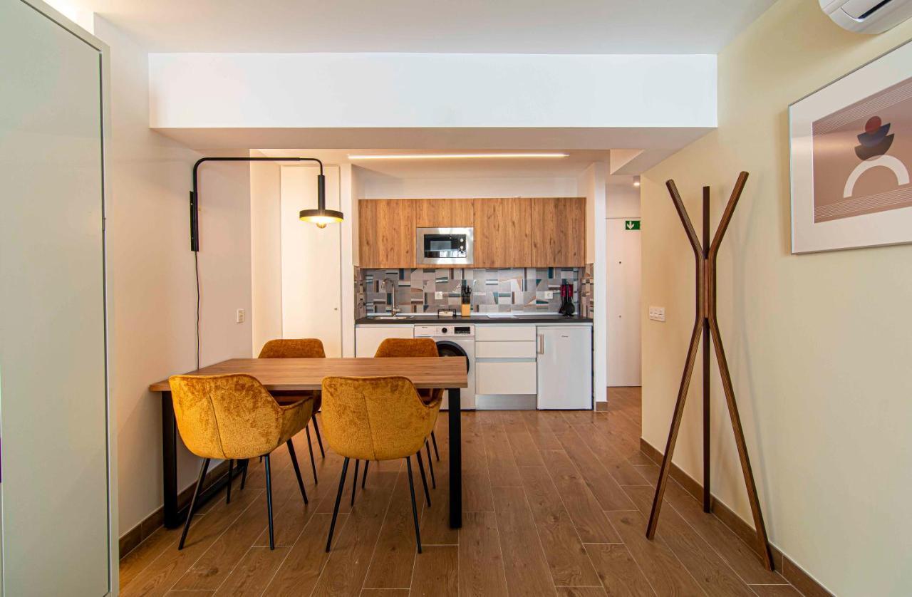 Apartamentos 1 Abril مالقة المظهر الخارجي الصورة