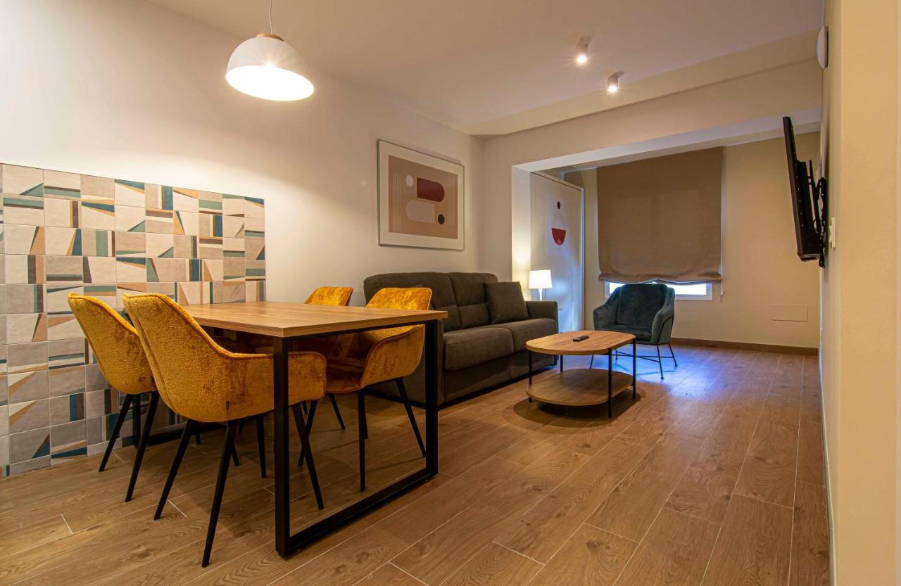 Apartamentos 1 Abril مالقة المظهر الخارجي الصورة