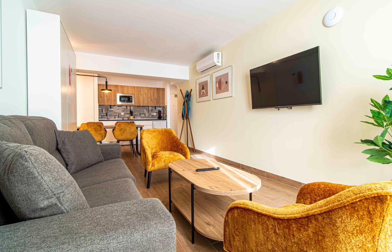 Apartamentos 1 Abril مالقة المظهر الخارجي الصورة