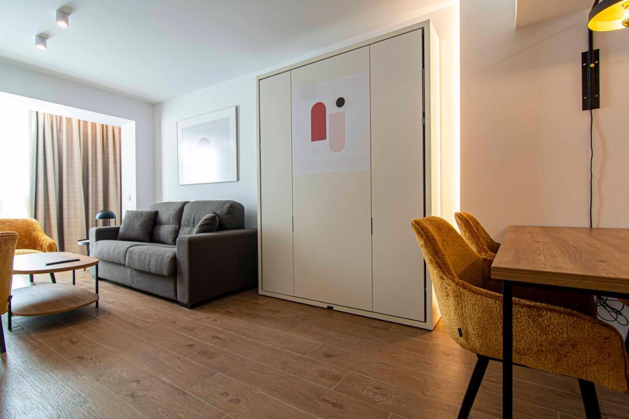 Apartamentos 1 Abril مالقة المظهر الخارجي الصورة