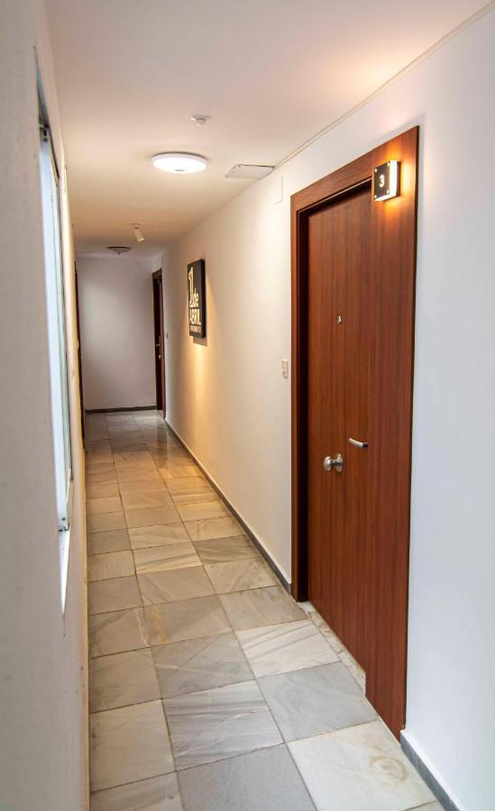 Apartamentos 1 Abril مالقة المظهر الخارجي الصورة