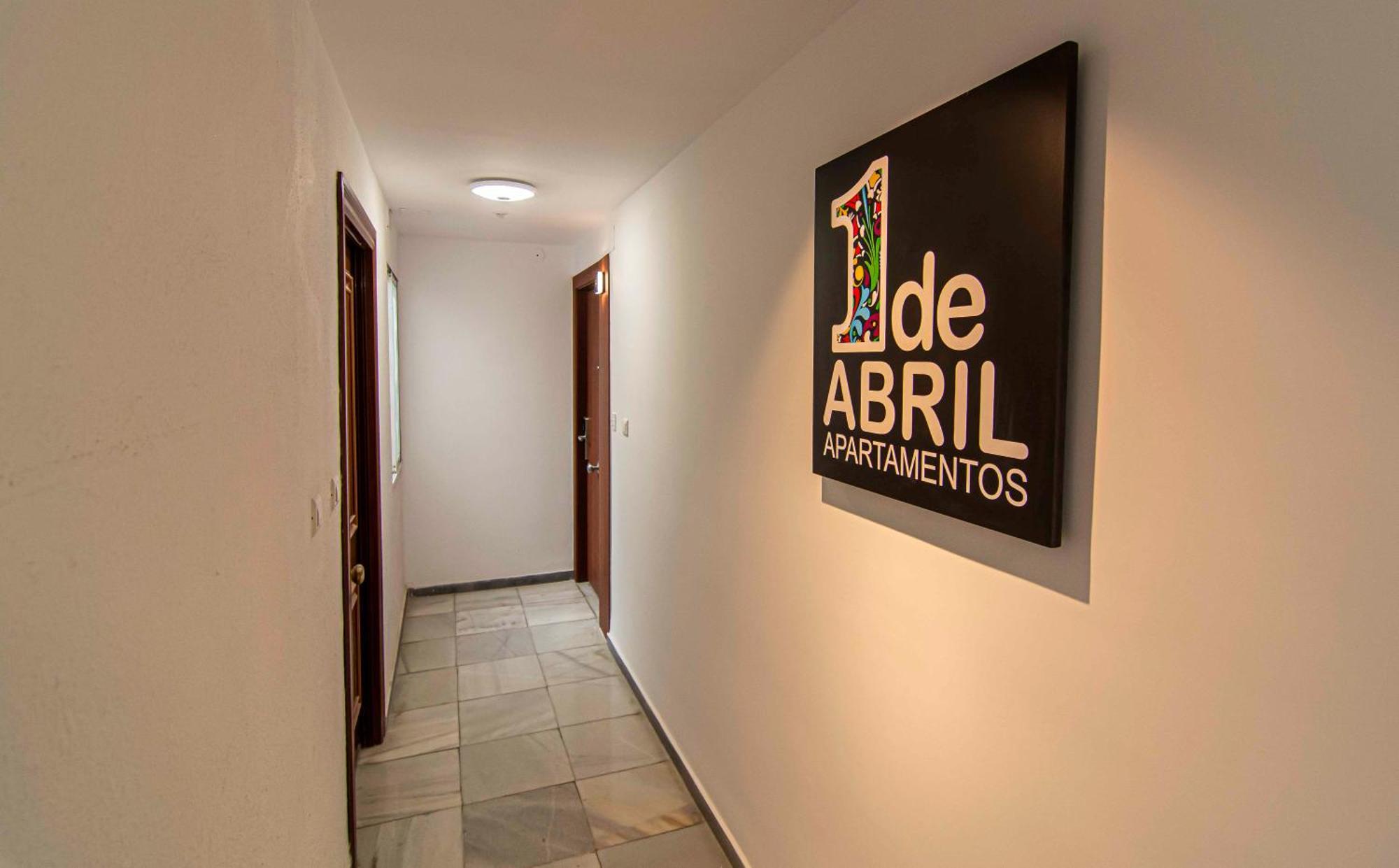 Apartamentos 1 Abril مالقة المظهر الخارجي الصورة